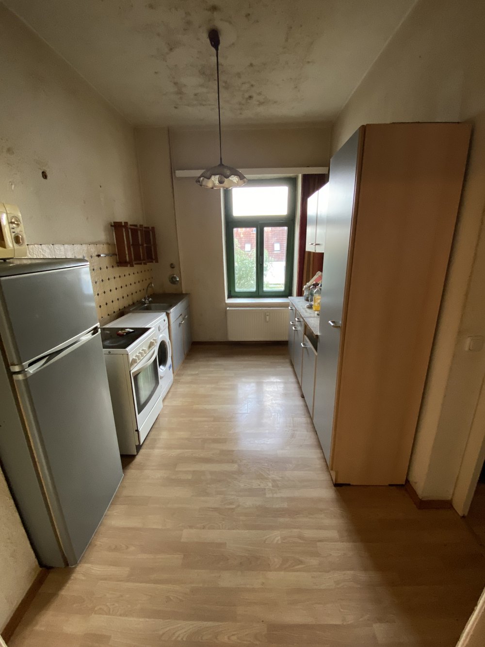 Messie-Wohnung nachher: leere und gereinigte Küche nach der Entrümpelung durch Messie-System